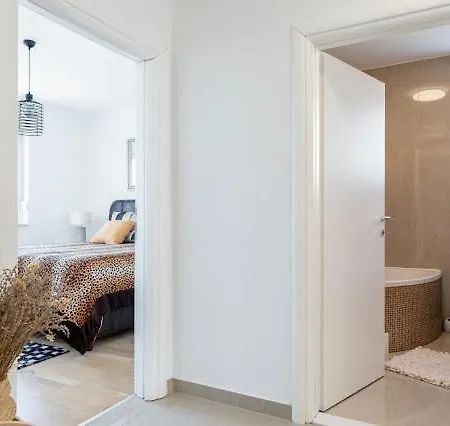 Apartment Deluxe 3 Bedroom With Sea View *