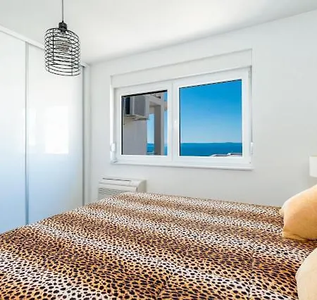 Deluxe 3 Bedroom With Sea View Apartment